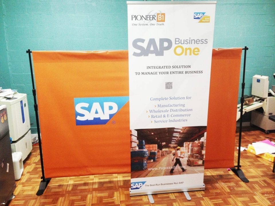 Backwall and retractable banner stand